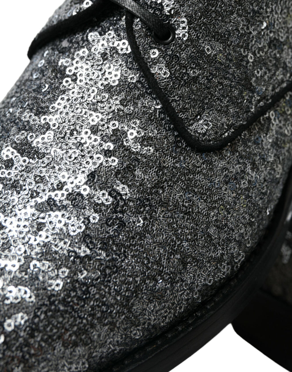 Chaussures Derby pour homme Dolce & Gabbana en dentelle argentée à sequins avec laçage élégant.