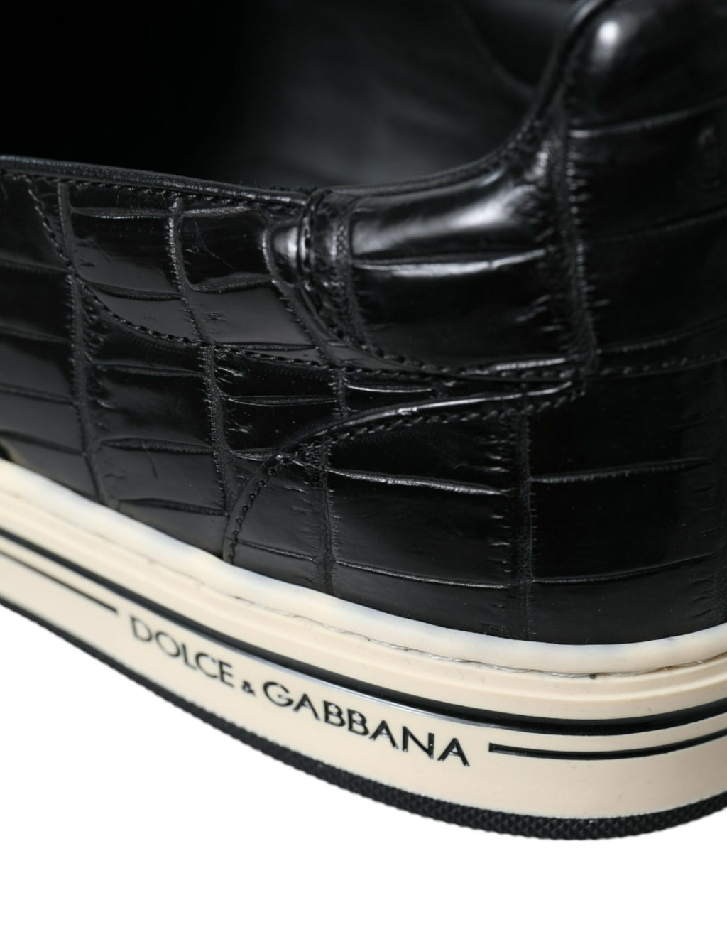 Chaussures sneakers Dolce & Gabbana en cuir exotique noir crocodile, style moderne et élégance sophistiquée.