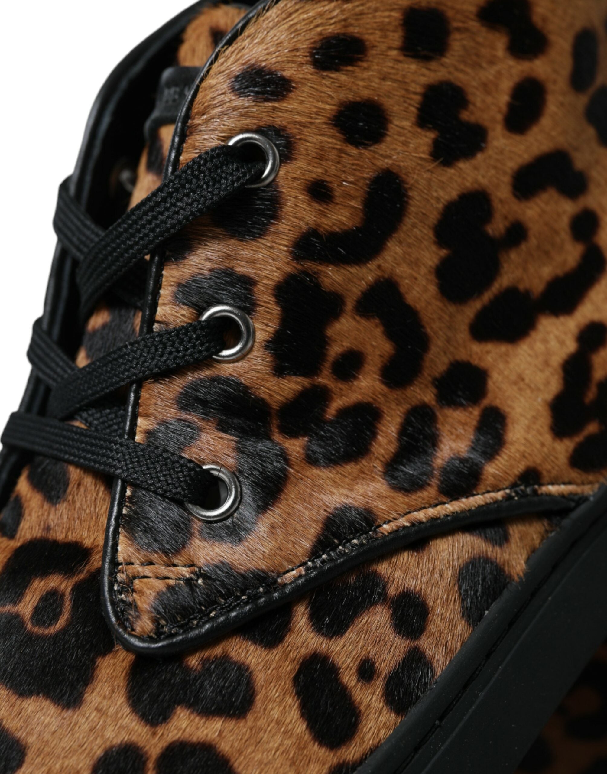 Chaussures sneakers Dolce & Gabbana en cuir de léopard marron et poil de poney, style élégant et tendance.