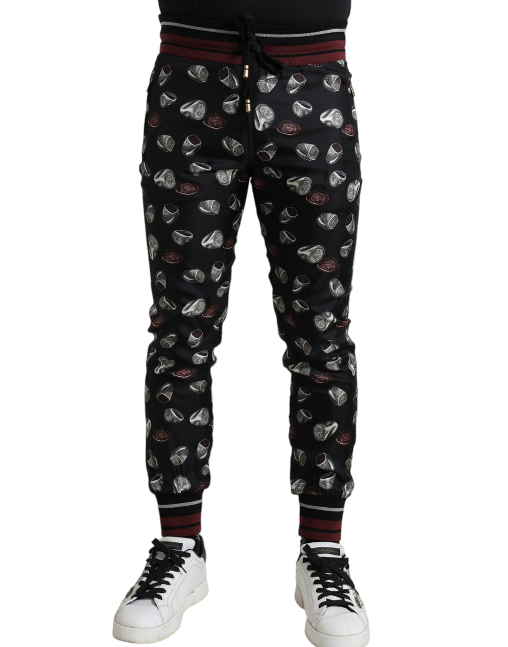 Pantalon jogging en soie noir Dolce & Gabbana, pantalon décontracté élégant avec logo de la marque, vue de face.