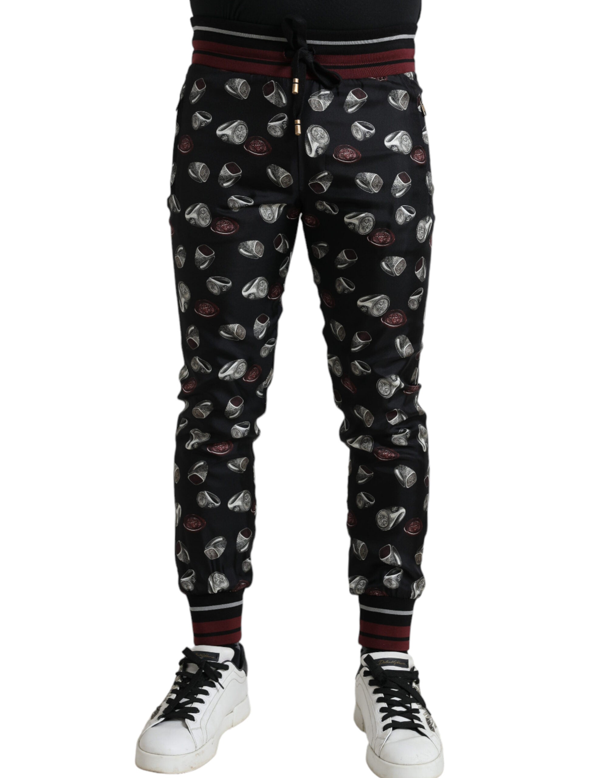 Pantalon jogging en soie noir Dolce & Gabbana, pantalon décontracté élégant avec logo de la marque, vue de face.