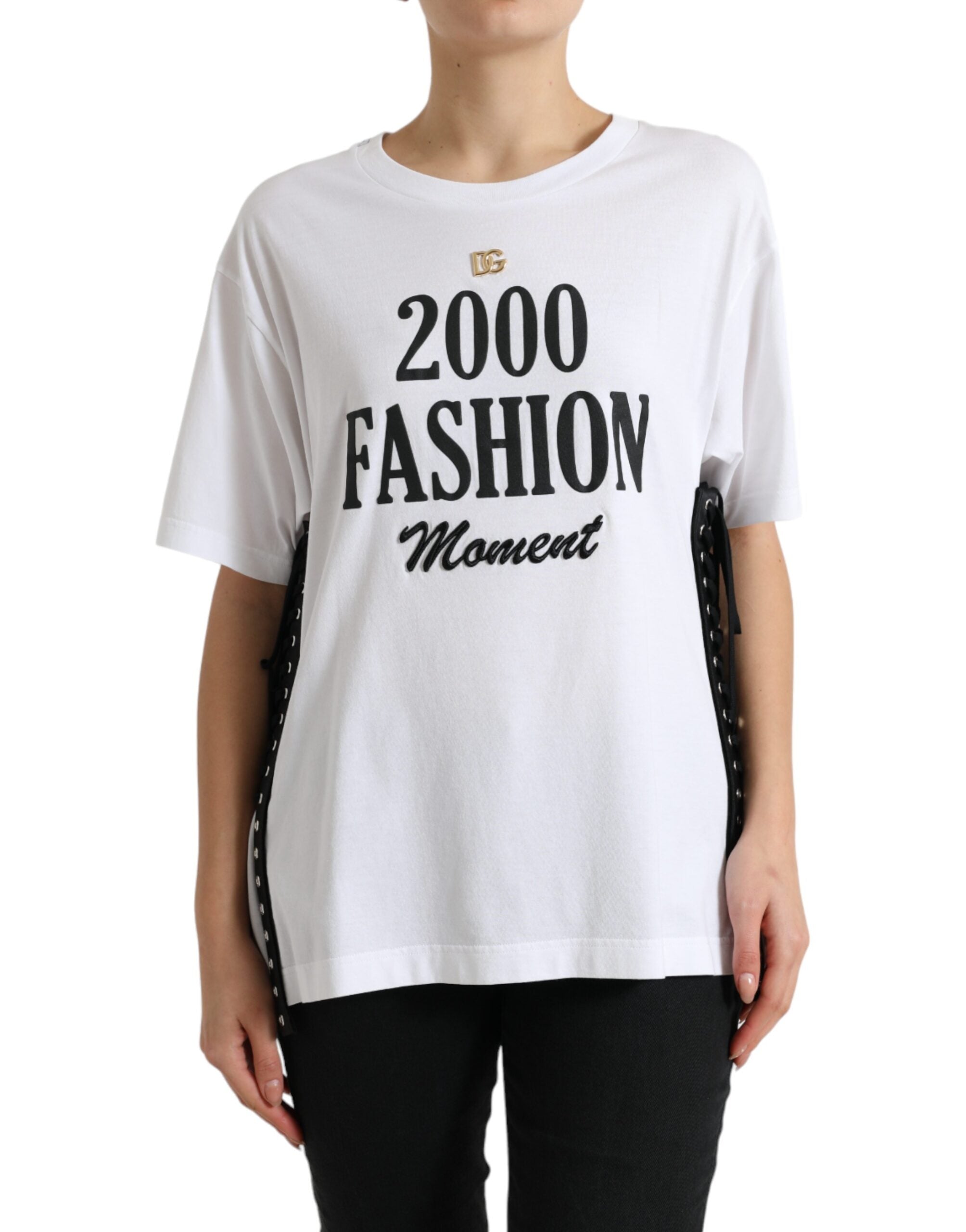 T-shirt blanc Dolce & Gabbana avec slogan imprimé, détails de laçage et style moderne.