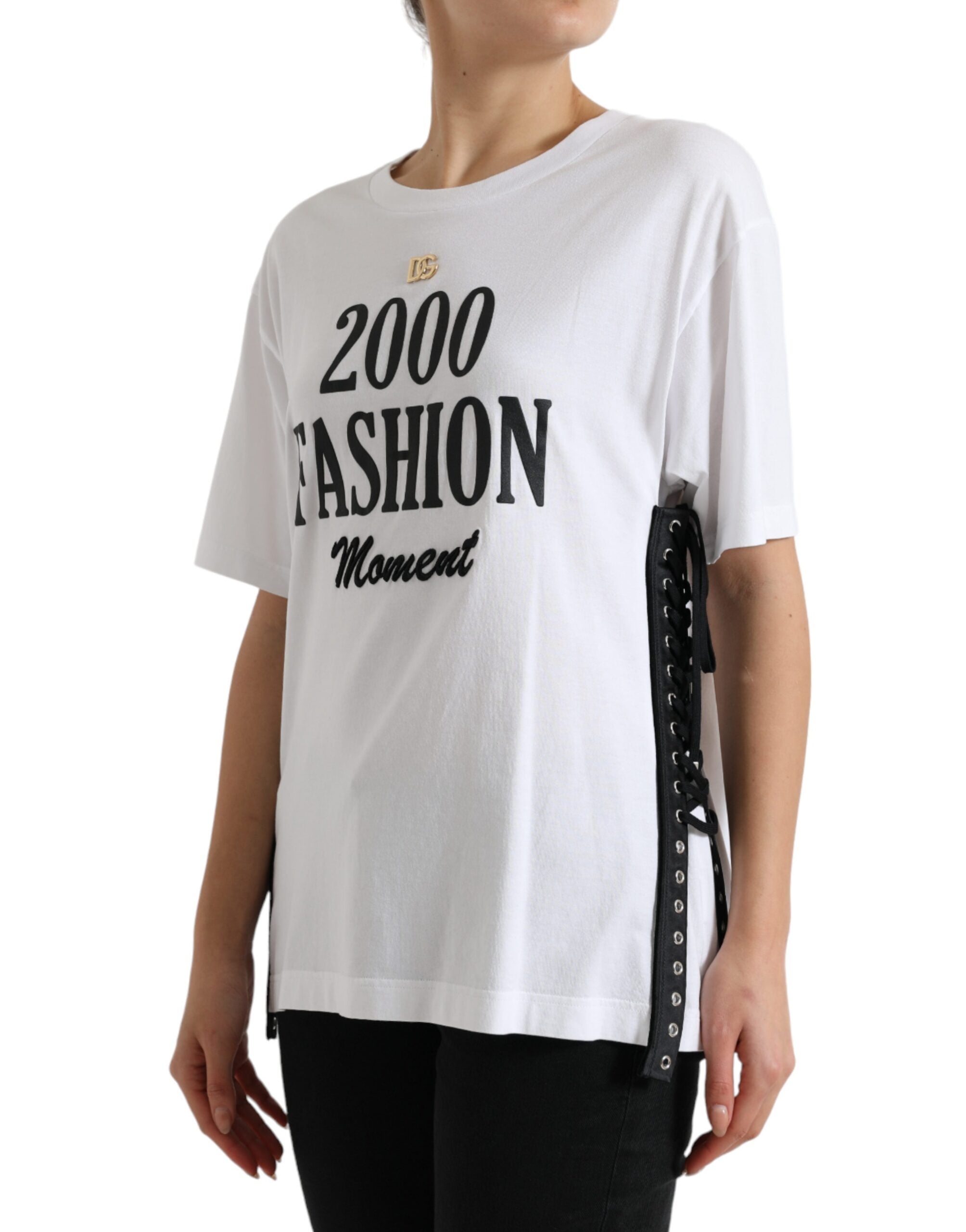 T-shirt blanc Dolce & Gabbana avec slogan imprimé, détails de laçage, style tendance et casual, vue de face.