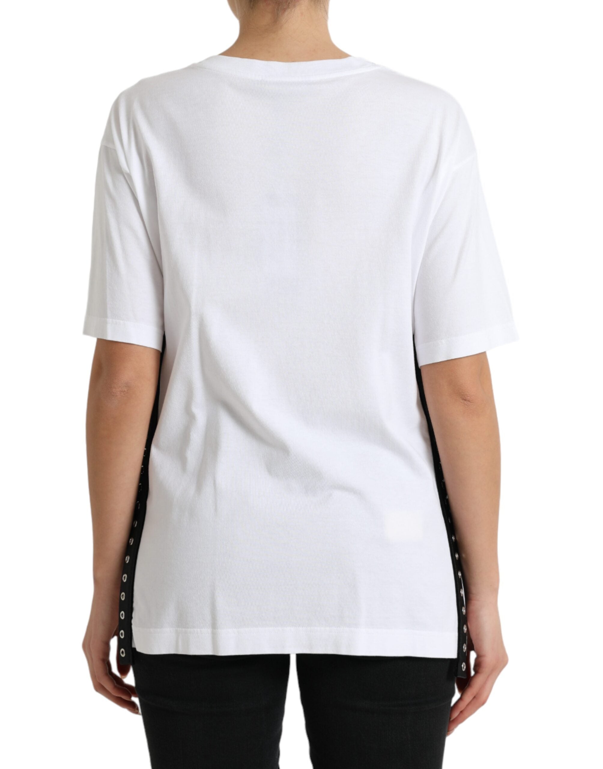 T-shirt blanc Dolce & Gabbana avec slogan imprimé, détails de laçage et design tendance.