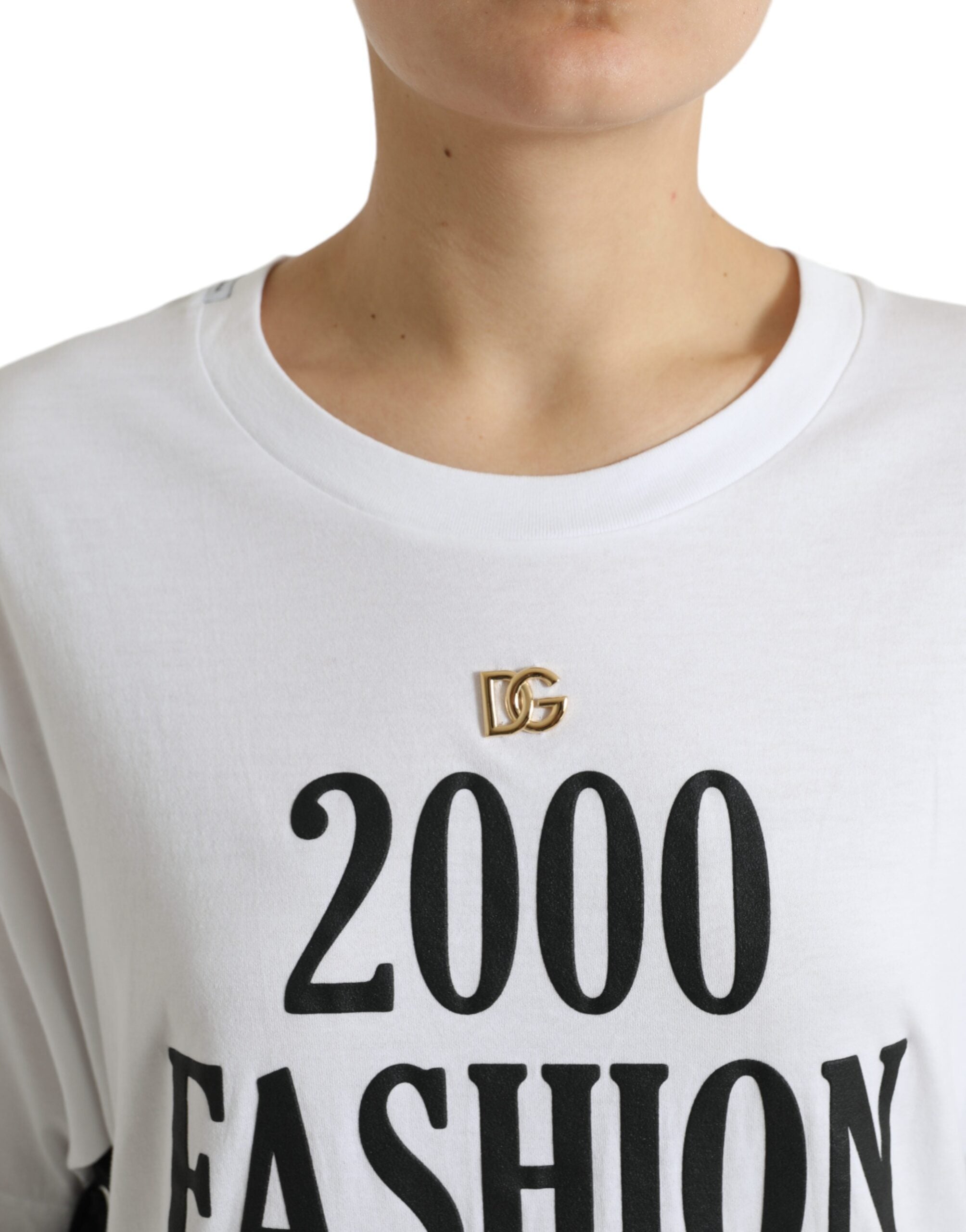 T-shirt blanc Dolce & Gabbana avec slogan imprimé, détails de laçage et design moderne, porté sur mannequin.