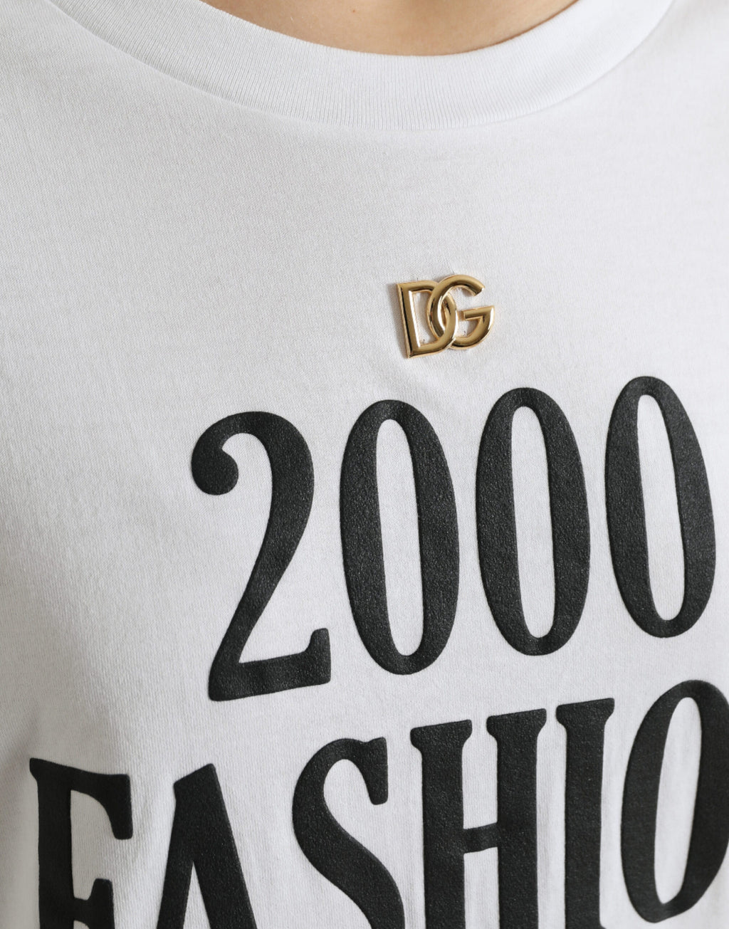 T-shirt blanc Dolce & Gabbana avec slogan imprimé, détails de laçage et design élégant visible sur l'image.