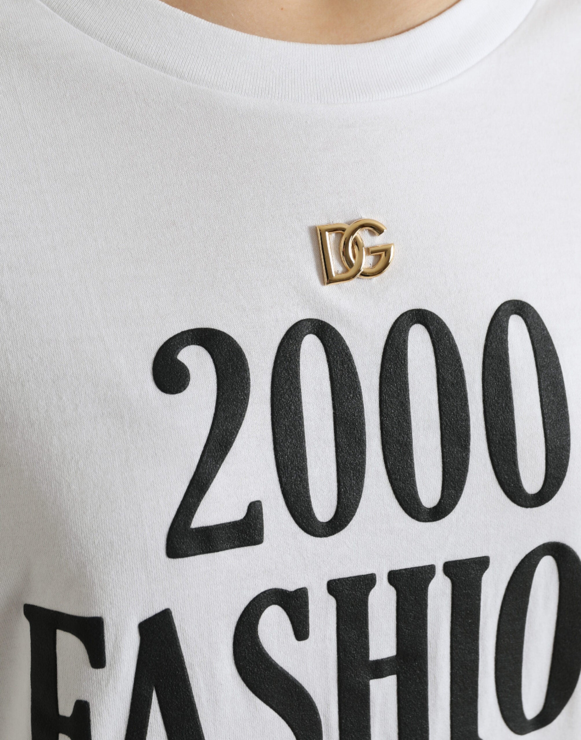 T-shirt blanc Dolce & Gabbana avec slogan imprimé, détails de laçage et design élégant visible sur l'image.