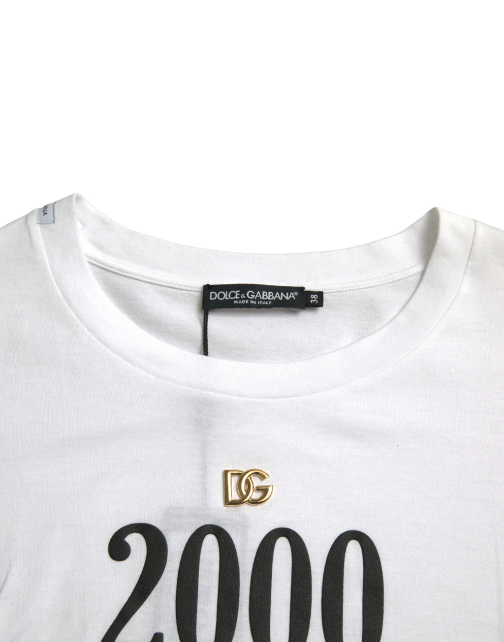 T-shirt blanc Dolce & Gabbana avec slogan imprimé et détails de laçage, style moderne et tendance.