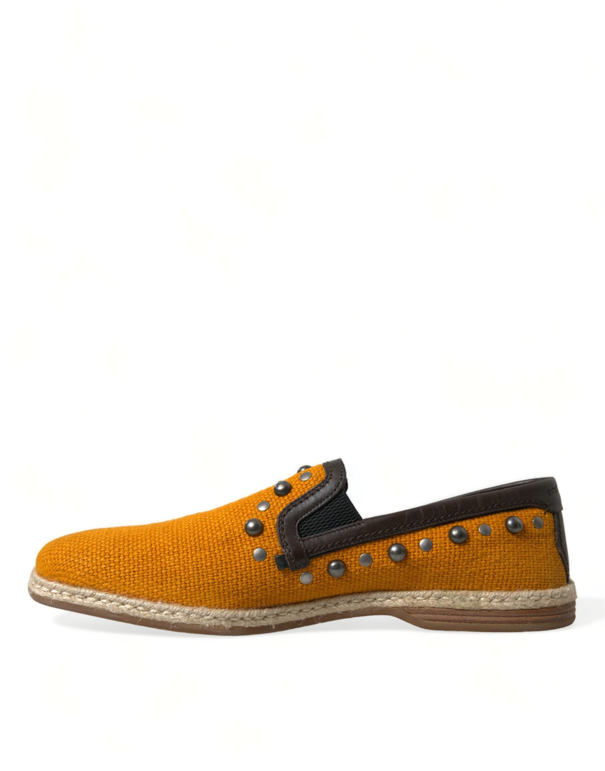 Chaussures mocassins en lin orange en cuir avec clous Dolce & Gabbana, vue de face sur fond blanc.