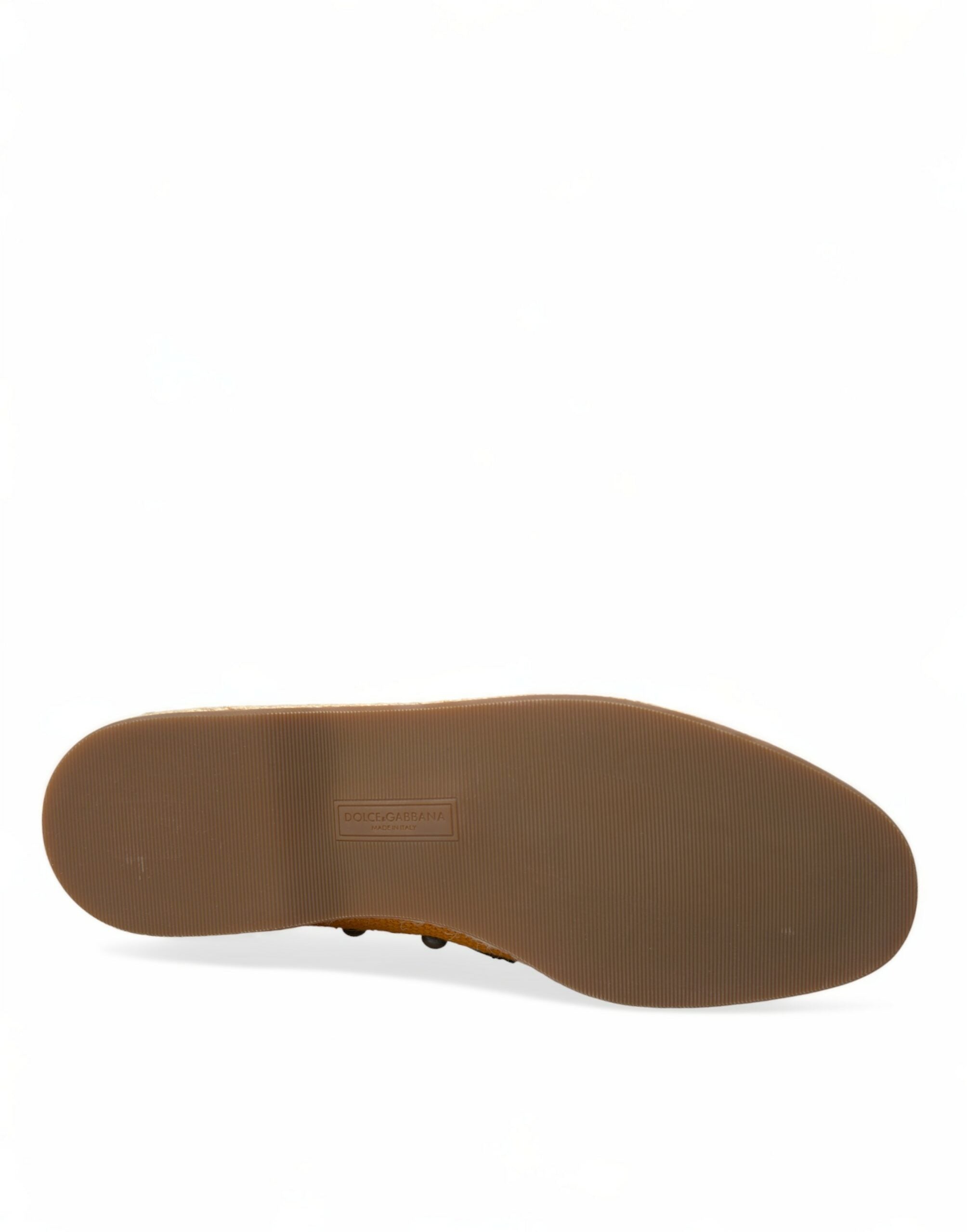 Chaussures mocassins en lin orange avec détails en cuir et clous, de la marque Dolce & Gabbana, vues en gros plan.