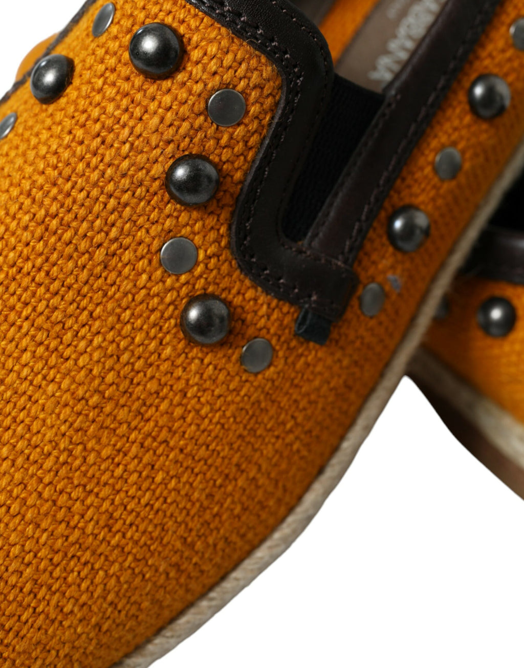 Chaussures mocassins en lin orange Dolce & Gabbana avec détails en cuir et studs, élégantes et confortables pour homme.