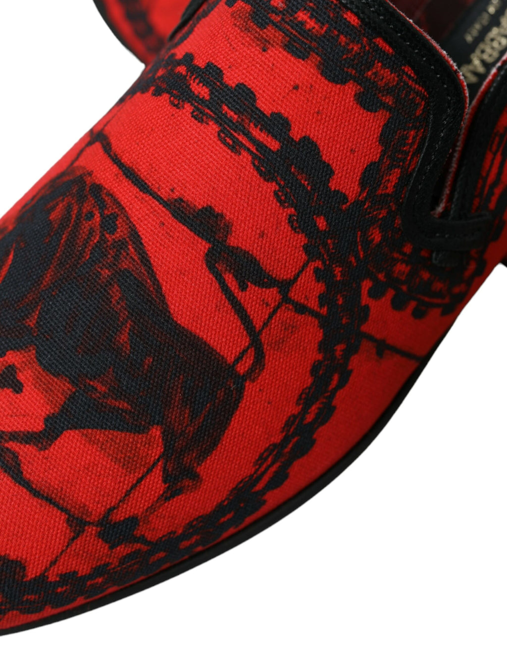 Mocassins Dolce & Gabbana Torero pour hommes en rouge et noir, style loafers avec motif élégant et semelle en cuir.