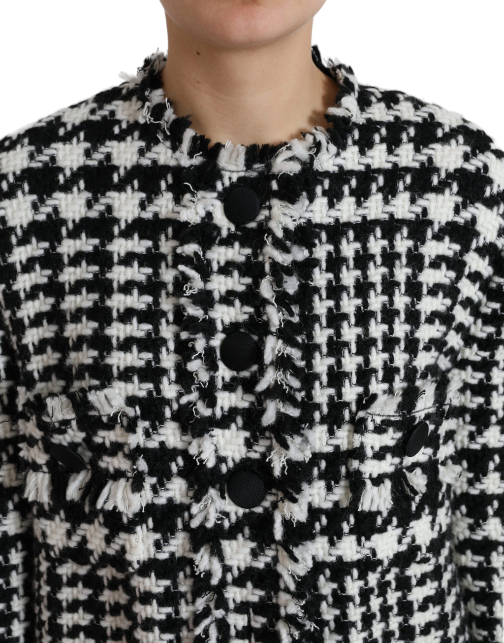 Manteau trench noir et blanc à motif pied-de-poule Dolce & Gabbana avec ceinture et col classique, vue de face.