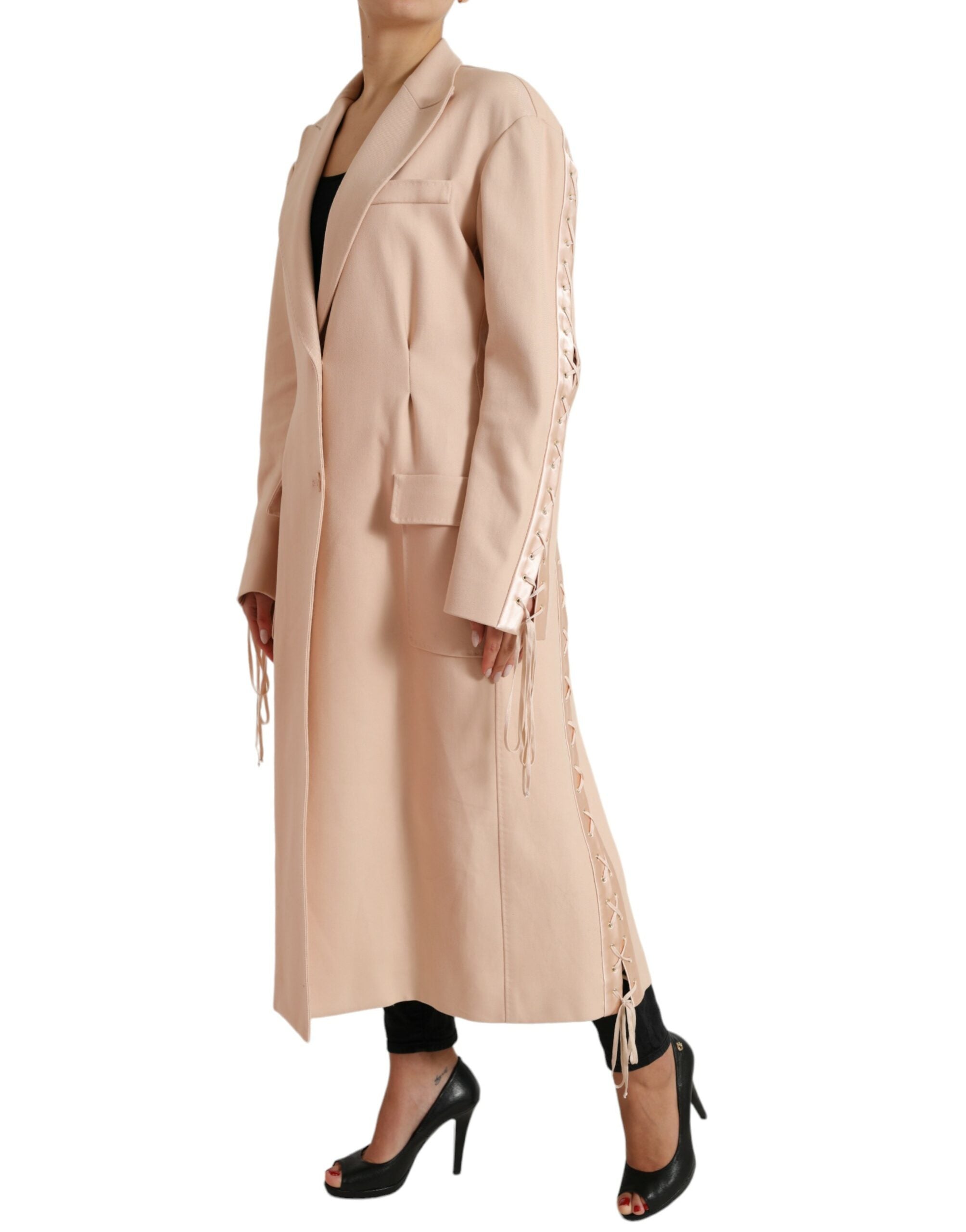 Manteau beige en coton Dolce & Gabbana, long, à simple boutonnage, élégant et classique, porté sur un mannequin.