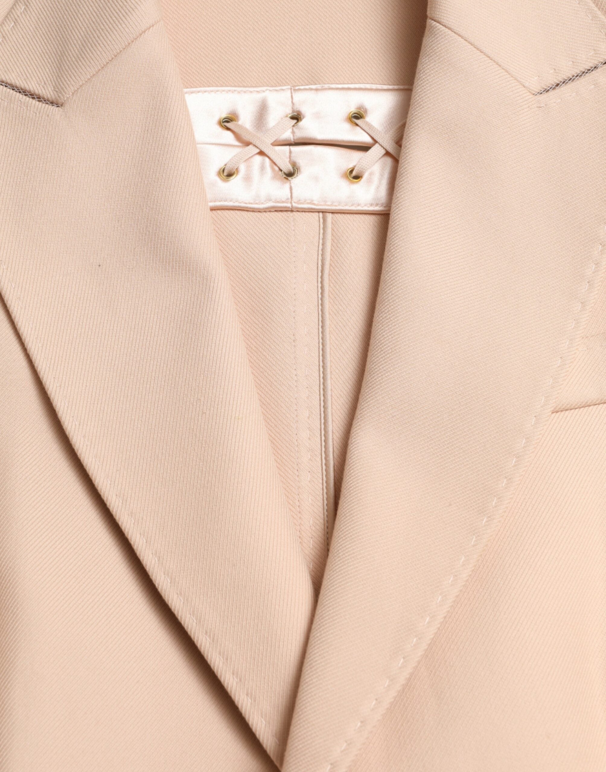 Manteau beige en coton Dolce & Gabbana, à double boutonnage, long et élégant, porté sur un mannequin.