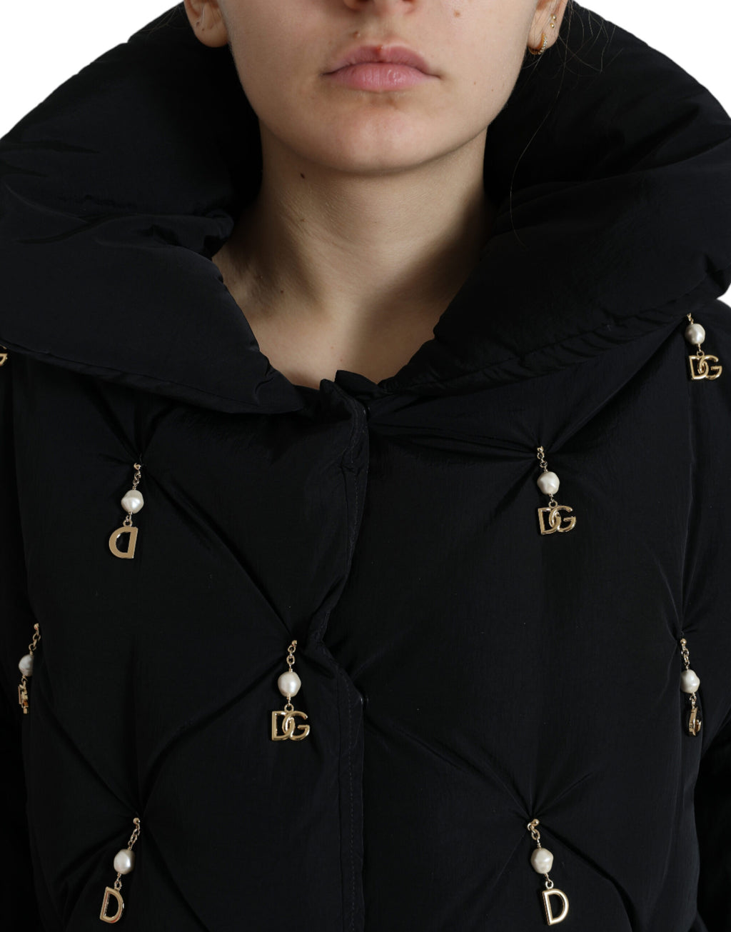 Veste bomber en nylon matelassé noir Dolce & Gabbana avec embellissements brillants et détails élégants.