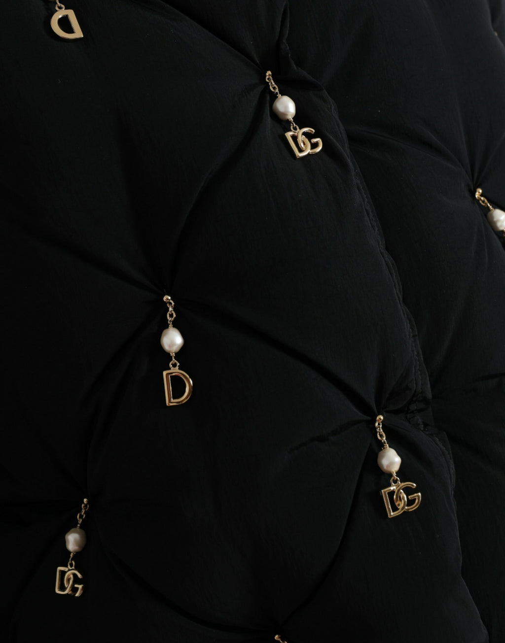 Veste bomber matelassée noire Dolce & Gabbana avec embellissements, design chic et élégant, vue de face.