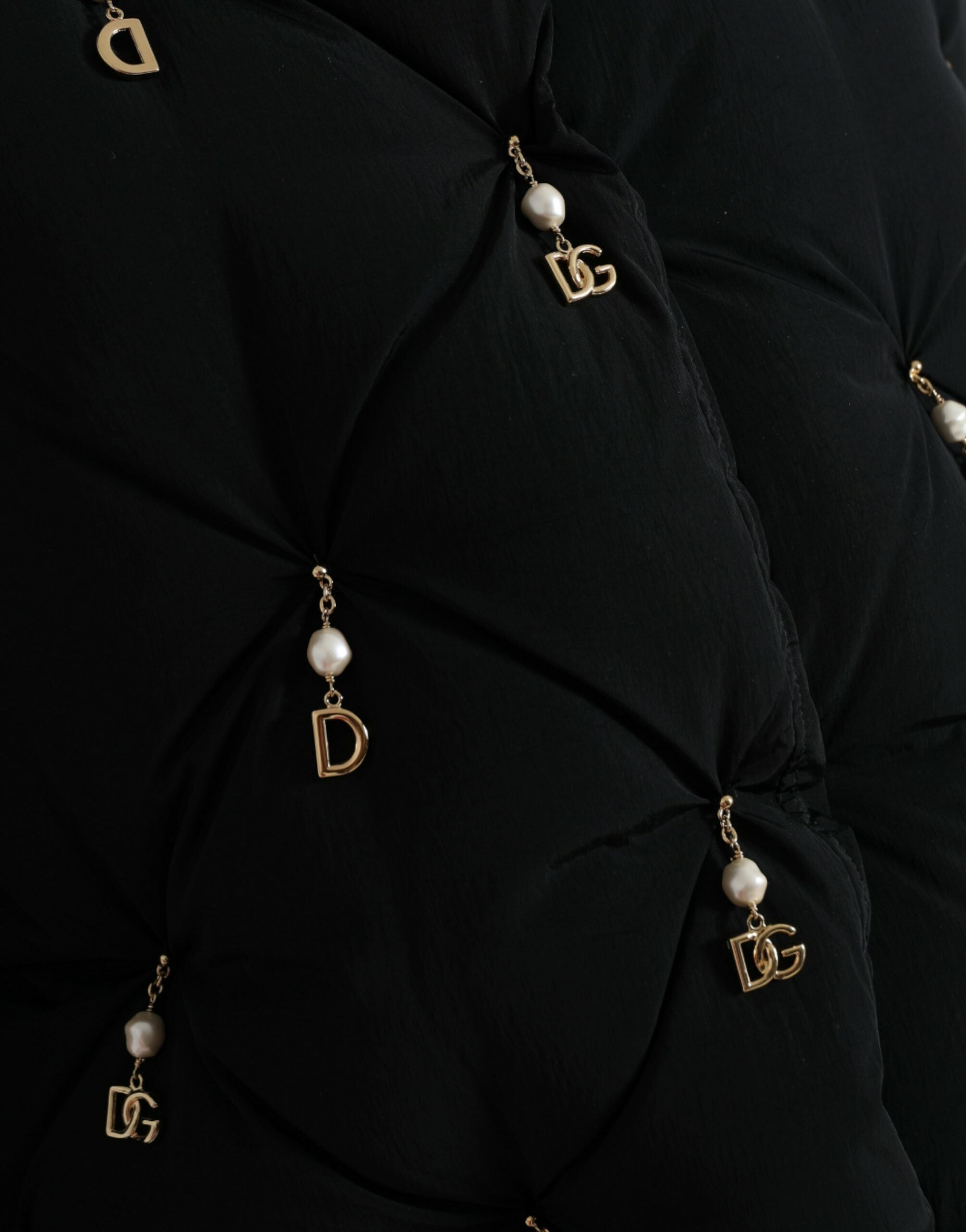 Veste bomber matelassée noire Dolce & Gabbana avec embellissements, design chic et élégant, vue de face.