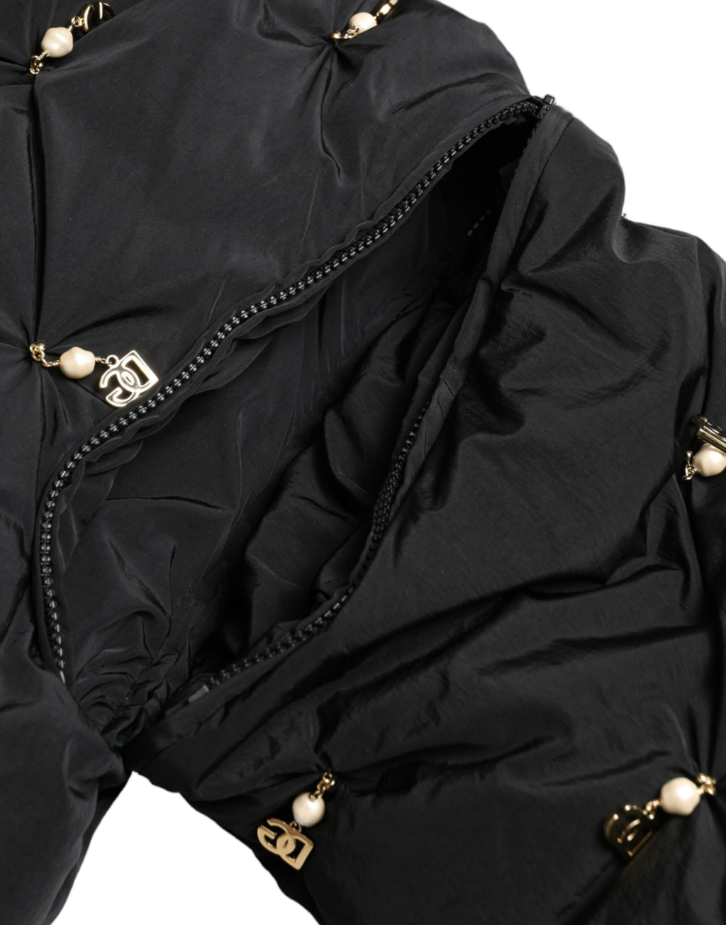 Veste bomber matelassée noire Dolce & Gabbana avec ornements brillants et détails en coquille, mode élégante et sophistiquée.