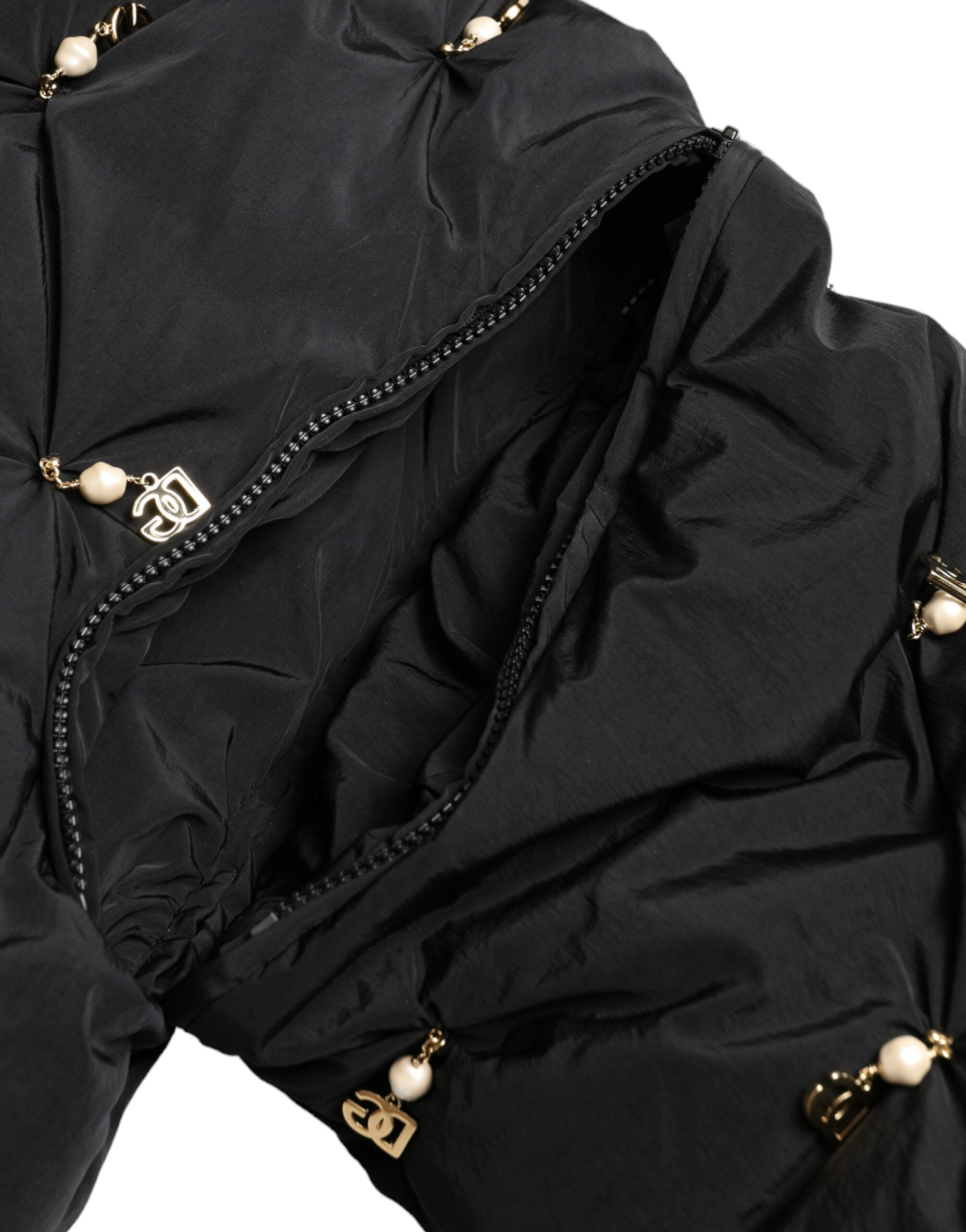 Veste bomber matelassée noire Dolce & Gabbana avec ornements brillants et détails en coquille, mode élégante et sophistiquée.