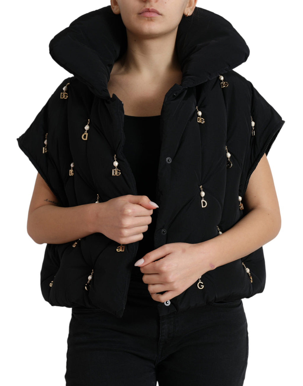 Veste bomber en nylon noir Dolce & Gabbana avec détails ornés et matelassés, style chic et moderne.