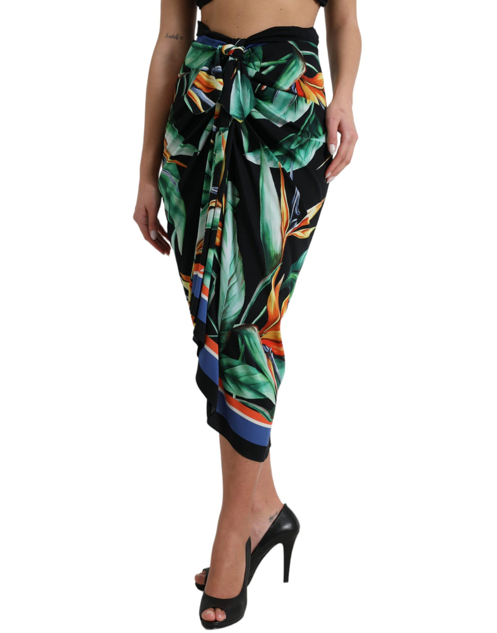 Jupe midi noire à taille haute Dolce & Gabbana Strelitzia avec ceinture portefeuille, tissu fluide et élégance sophistiquée.