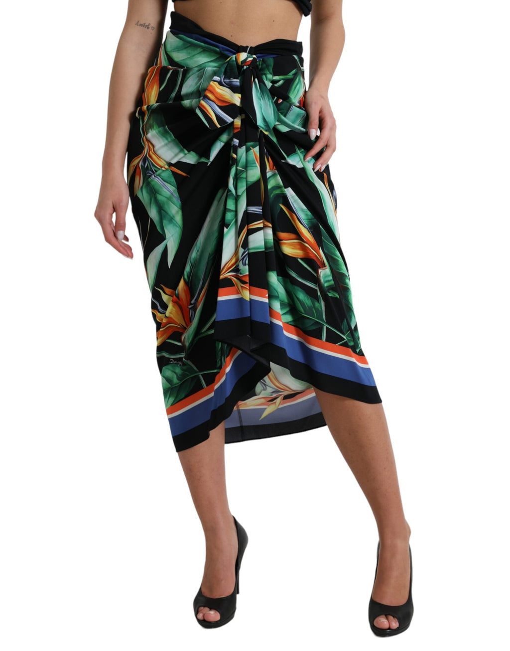Jupe midi noire à taille haute Dolce & Gabbana Strelitzia, enveloppante, en tissu fluide, avec un motif floral élégant.