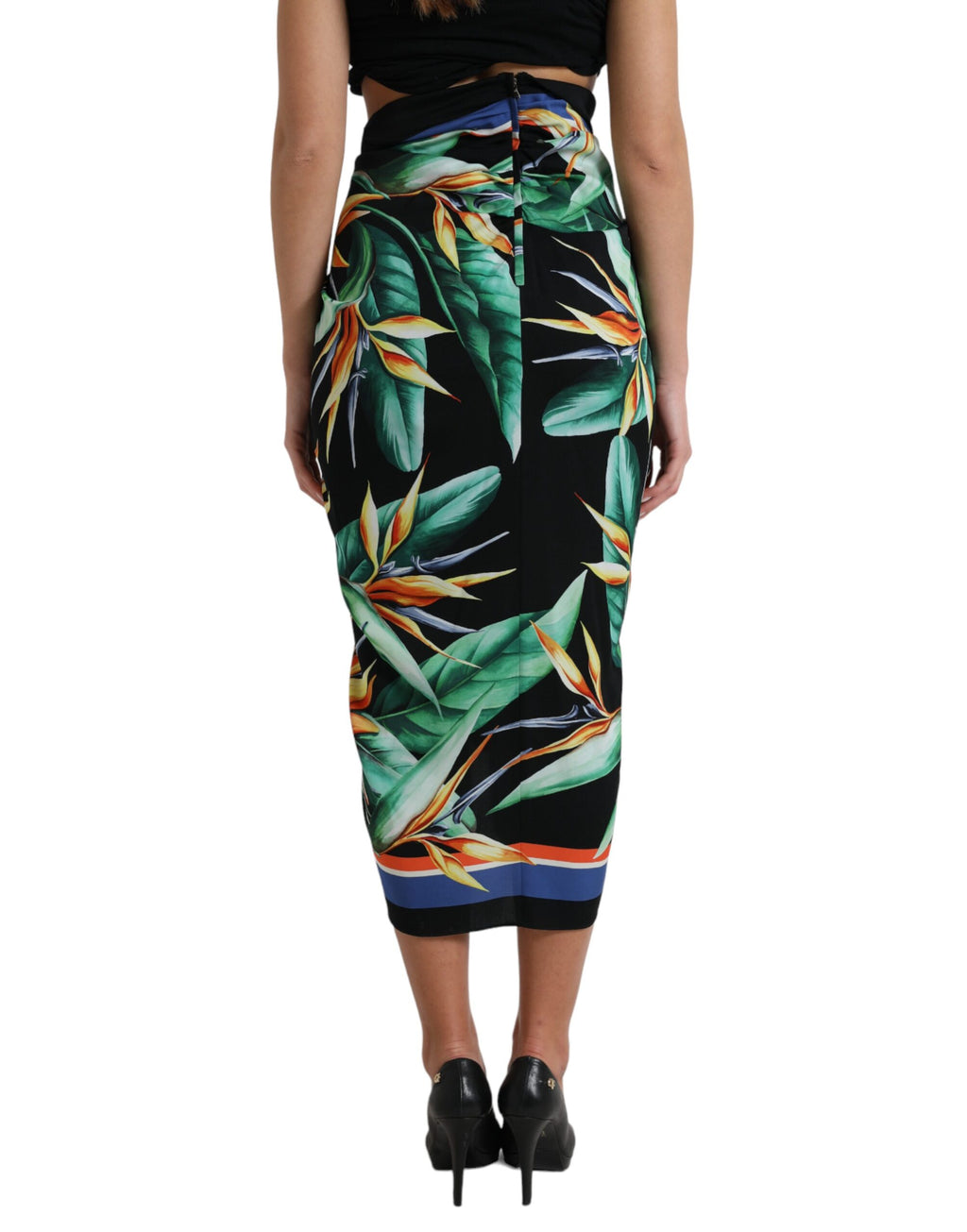 Jupe midi noire à taille haute Dolce & Gabbana, enveloppante et élégante avec motif Strelitzia, vue de face.