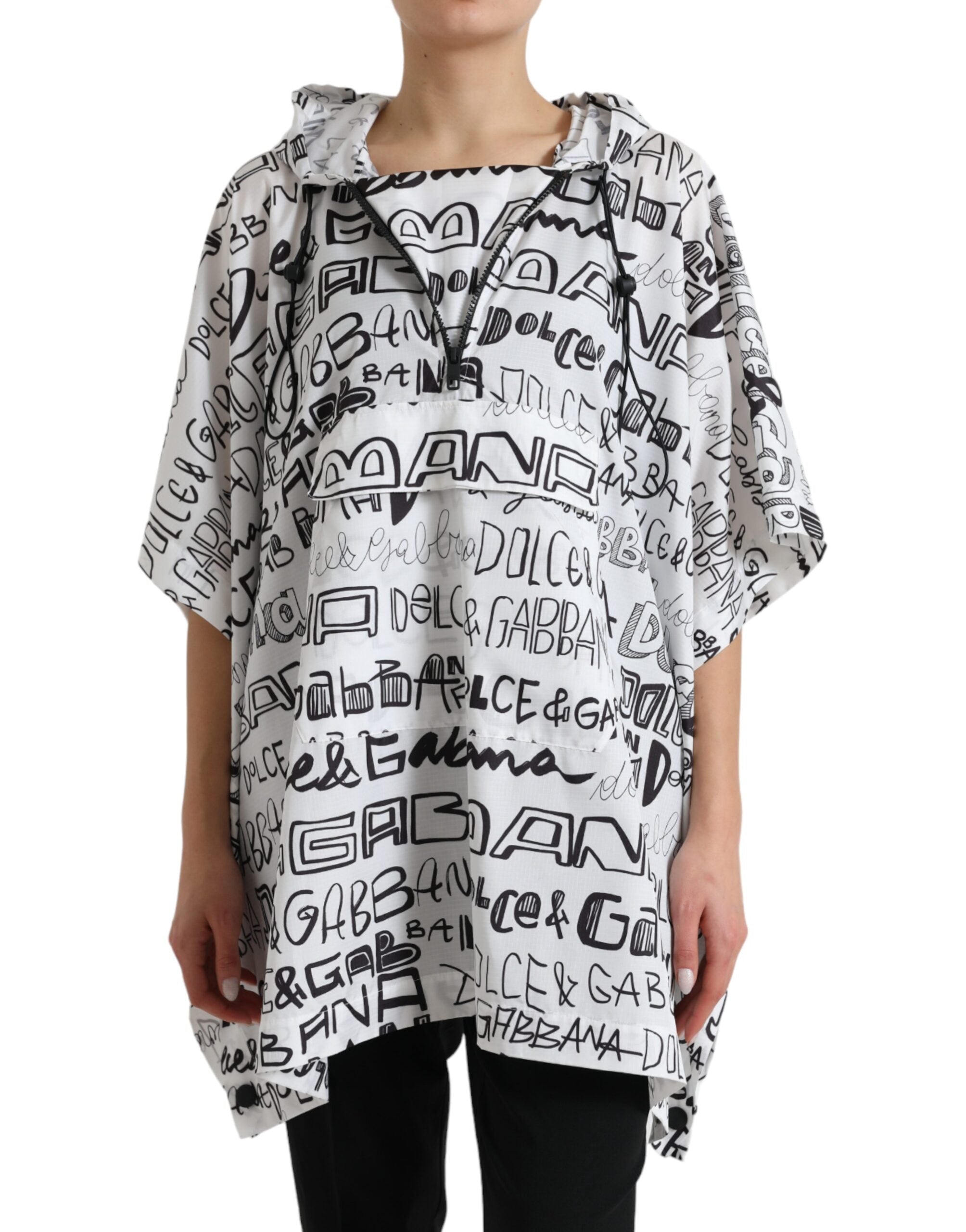 T-shirt à capuche blanc Dolce & Gabbana avec logo imprimé, style décontracté et moderne, visible sur le haut du corps.