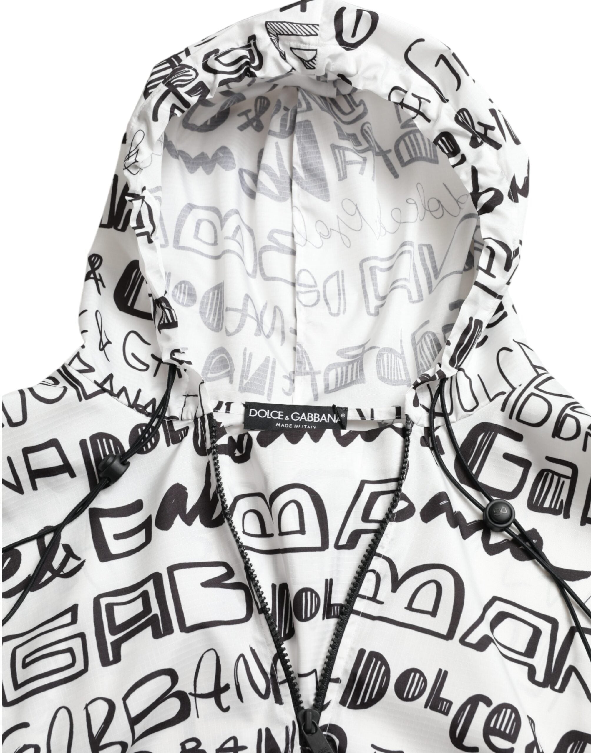 T-shirt à capuche blanc Dolce & Gabbana avec logo imprimé, style décontracté et confortable, porté en extérieur.