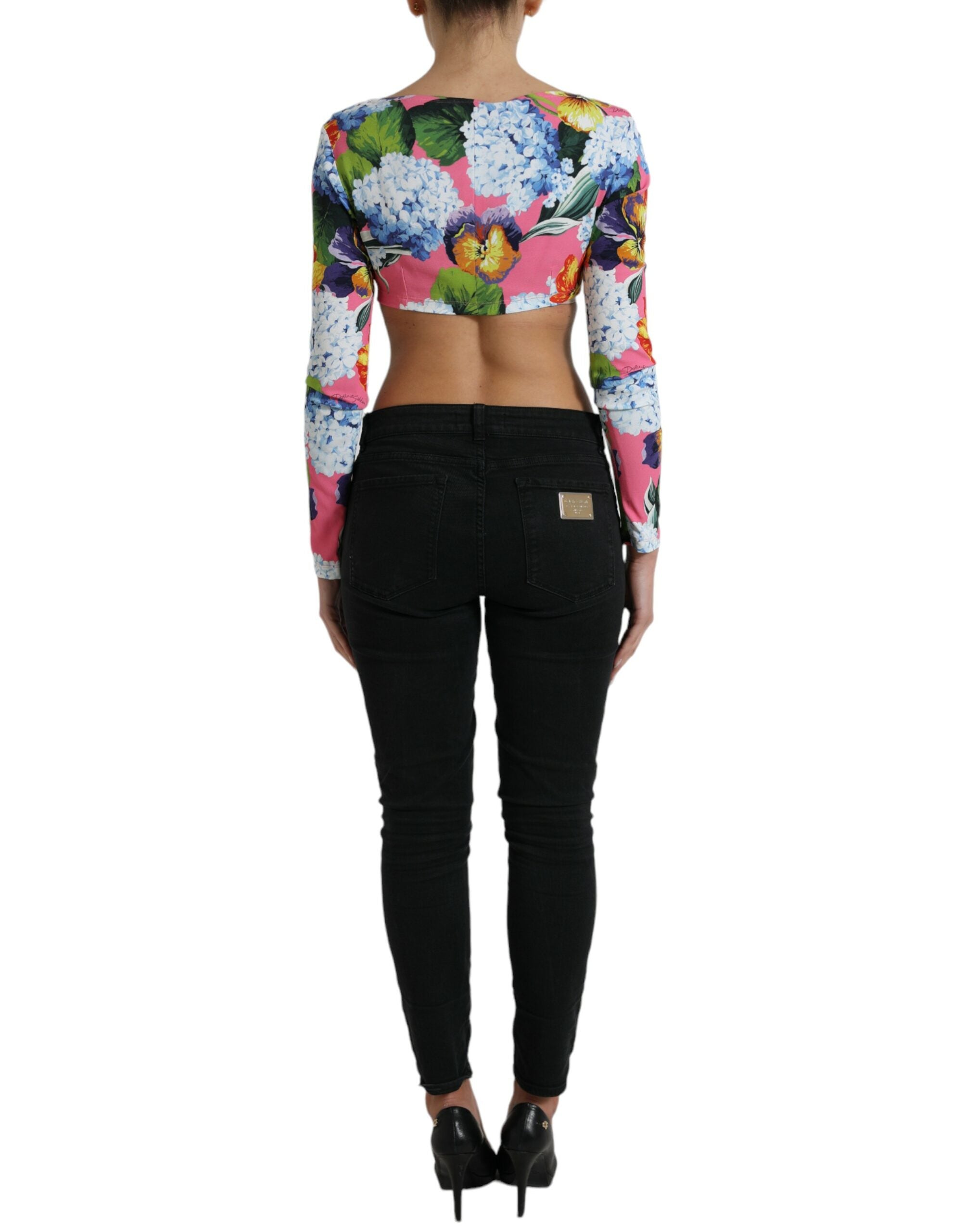 Top court cropped à manches longues Dolce & Gabbana avec motif floral multicolore, style élégant et vibrant.