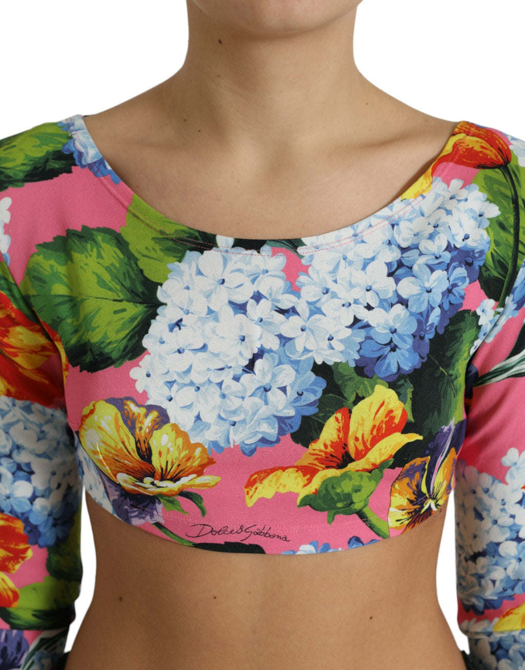 Top court Dolce & Gabbana à manches longues avec motif floral multicolore, coupe courte et style élégant.