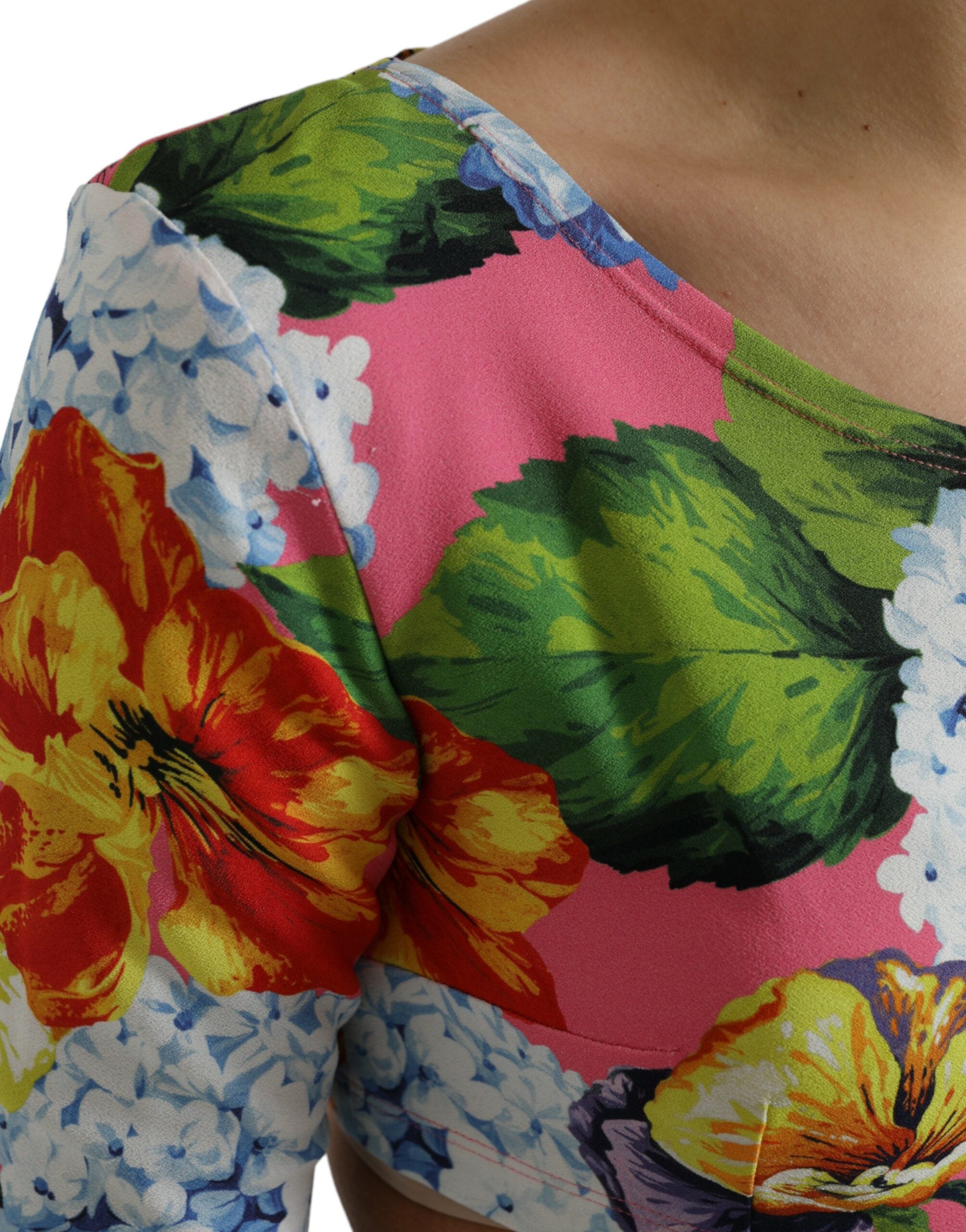 Top court coloré à fleurs à manches longues de Dolce & Gabbana, cropped, avec motif floral multicolore.