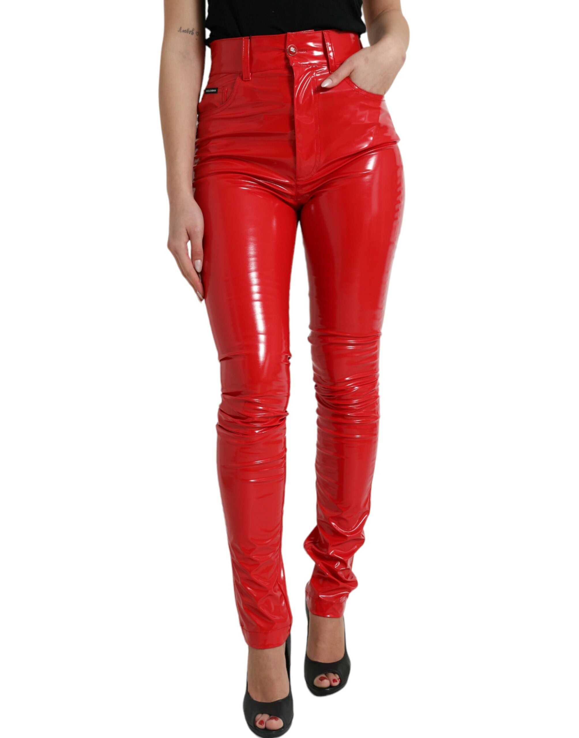 Pantalons skinny rouges brillants à taille haute de Dolce & Gabbana, mode élégante et tendance.