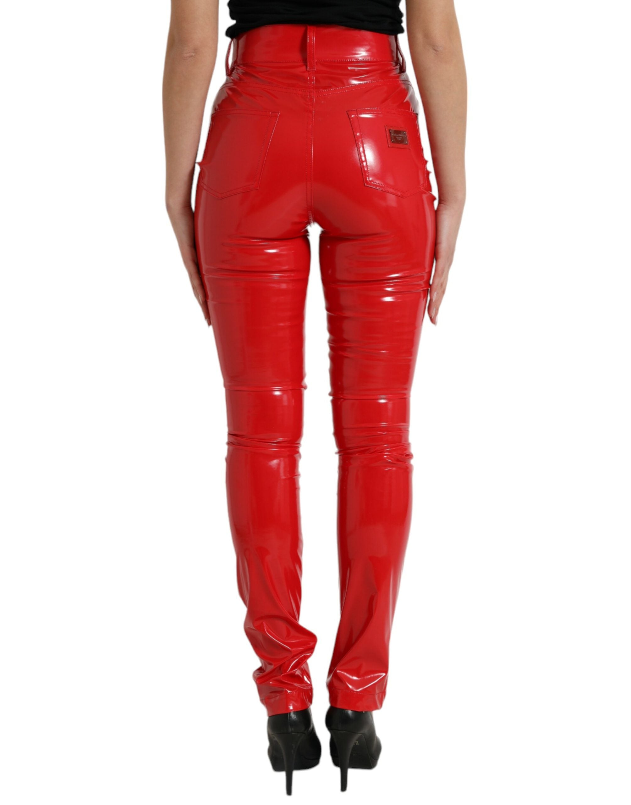 Pantalon skinny rouge brillant à taille haute de Dolce & Gabbana, ajusté et élégant, visible en gros plan.