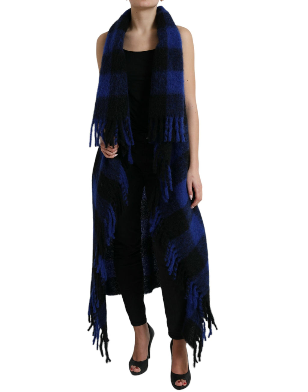 Pull poncho Dolce & Gabbana en laine noire et bleue avec motif à carreaux de buffle, porté sur un mannequin.