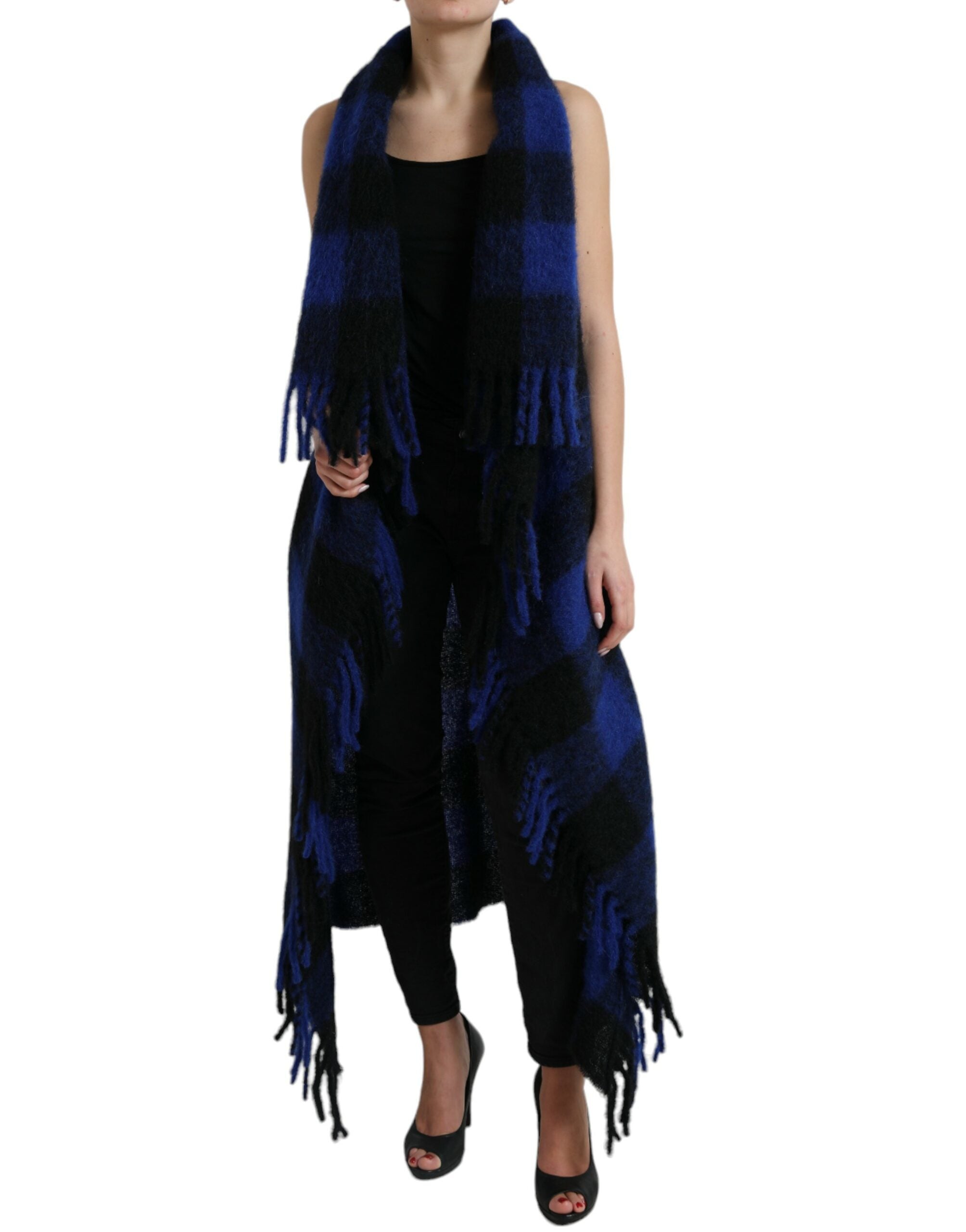 Pull poncho Dolce & Gabbana en laine noire et bleue avec motif à carreaux de buffle, porté sur un mannequin.