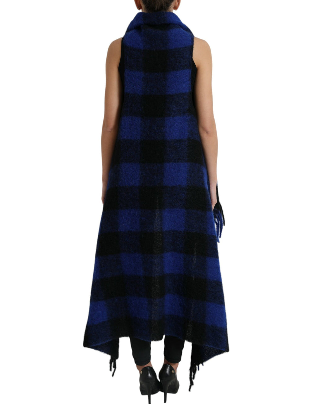 Poncho en laine Dolce & Gabbana à carreaux noirs, bleus et blancs, avec un look élégant et décontracté.