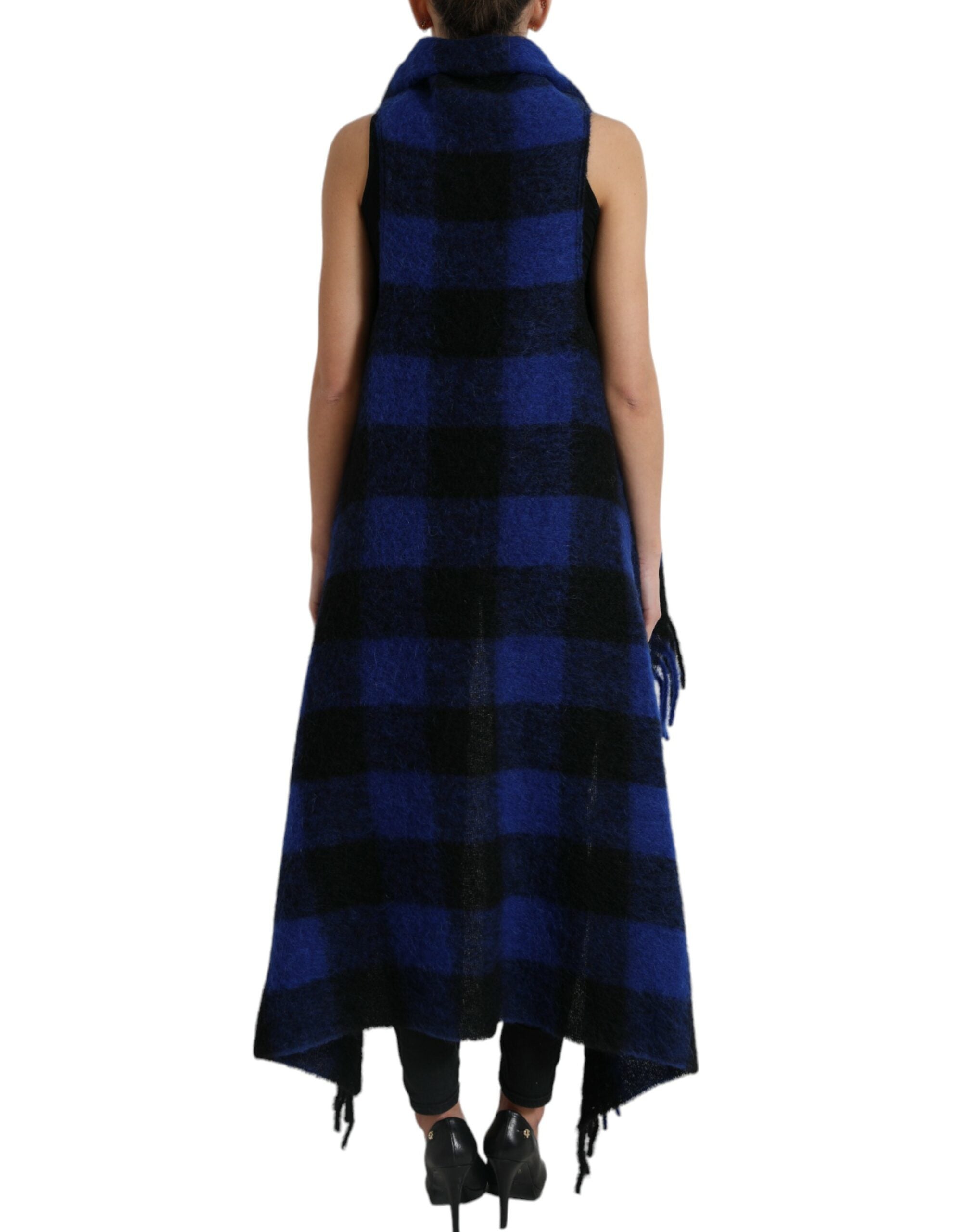 Poncho en laine Dolce & Gabbana à carreaux noirs, bleus et blancs, avec un look élégant et décontracté.