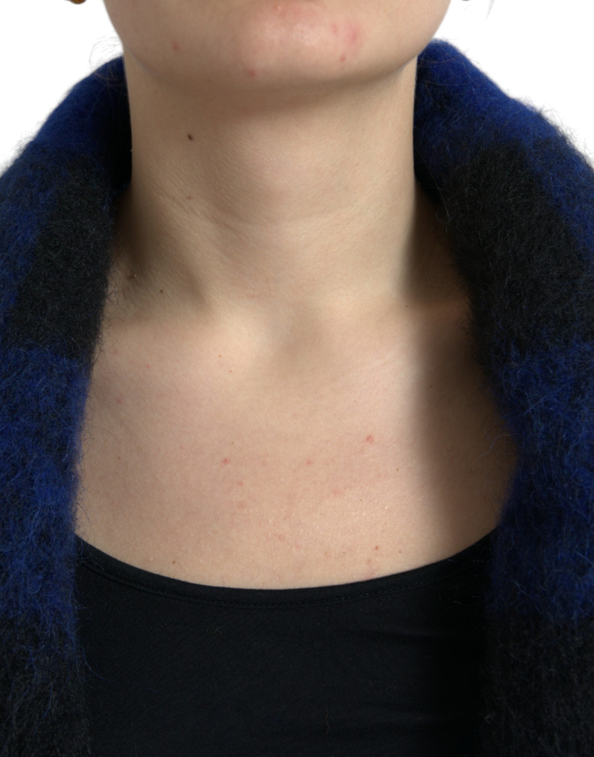 Poncho en laine Dolce & Gabbana à carreaux bleus et noirs avec motif de buffle, doux et chaud, porté sur un mannequin.