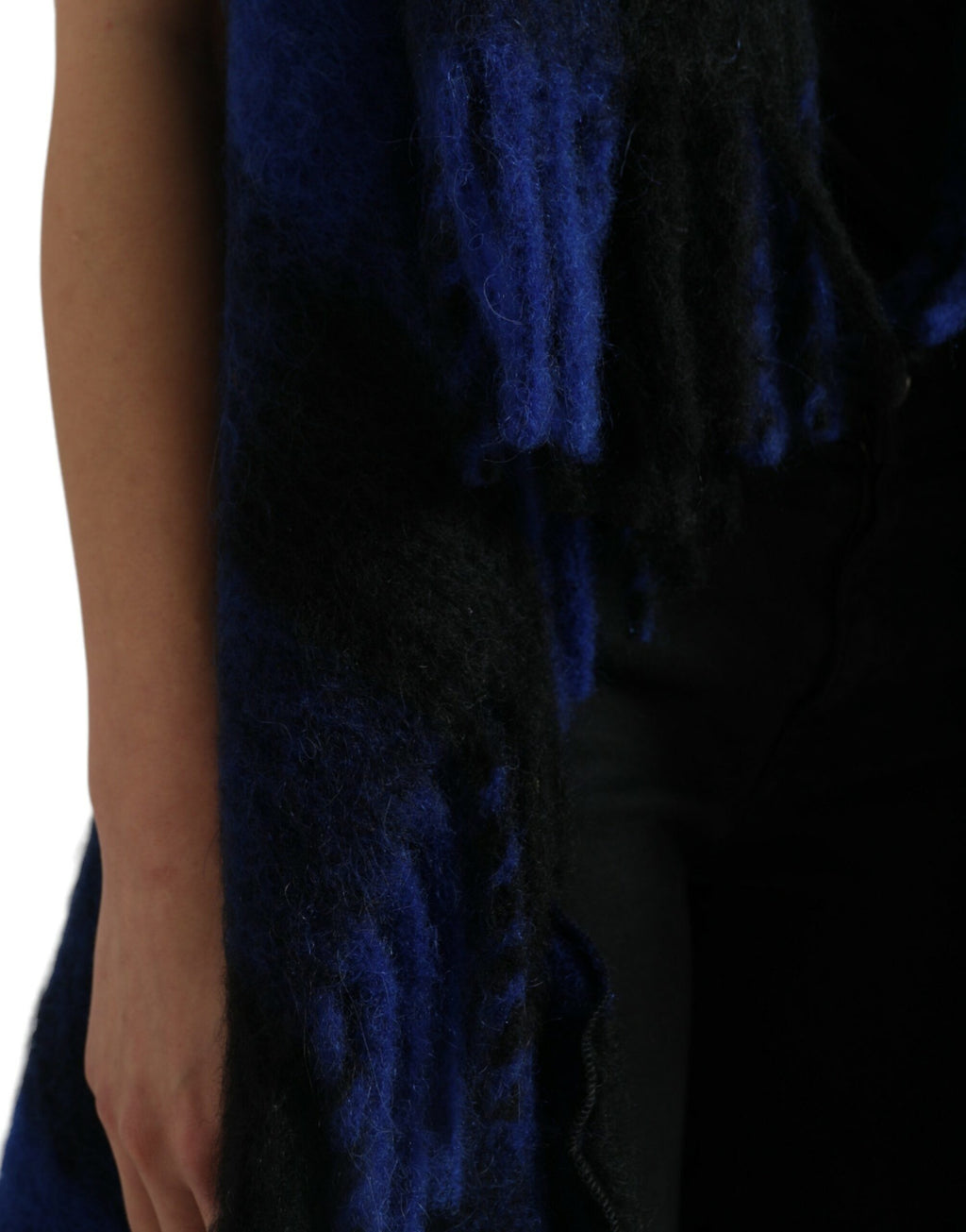 Manteau poncho Dolce & Gabbana en laine noire et bleue avec motif vachette à carreaux, chaud et élégant.