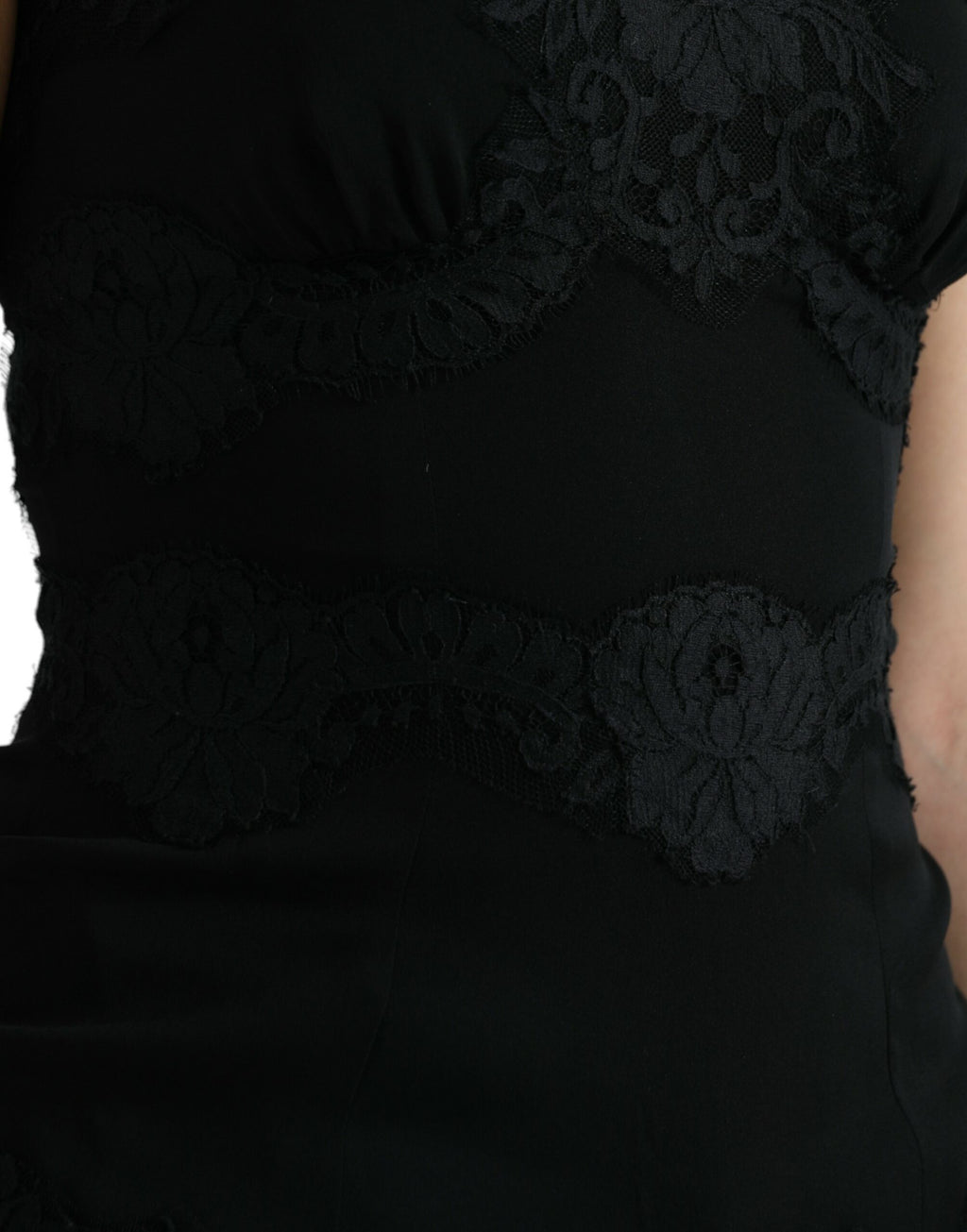 Débardeur sans manches en soie stretch noire avec dentelle, de la marque Dolce & Gabbana, visible en gros plan.