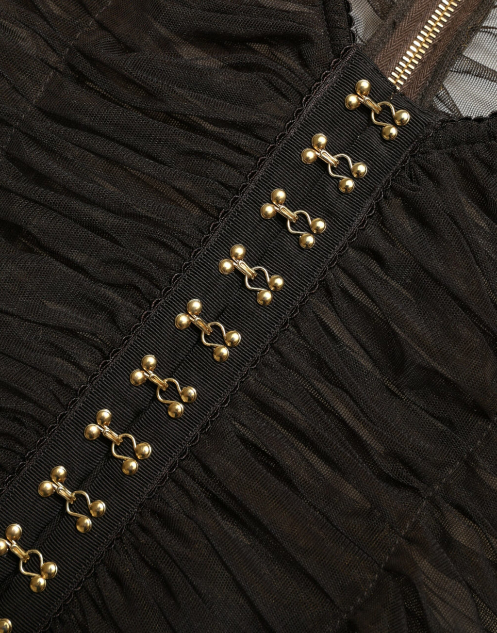 Top court en nylon stretch marron Dolce & Gabbana avec embellissements, coupe courte élégante, détails sophistiqués.