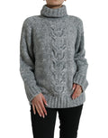 Pull en cachemire gris Dolce & Gabbana à col roulé, doux et élégant, porté sur un fond neutre.