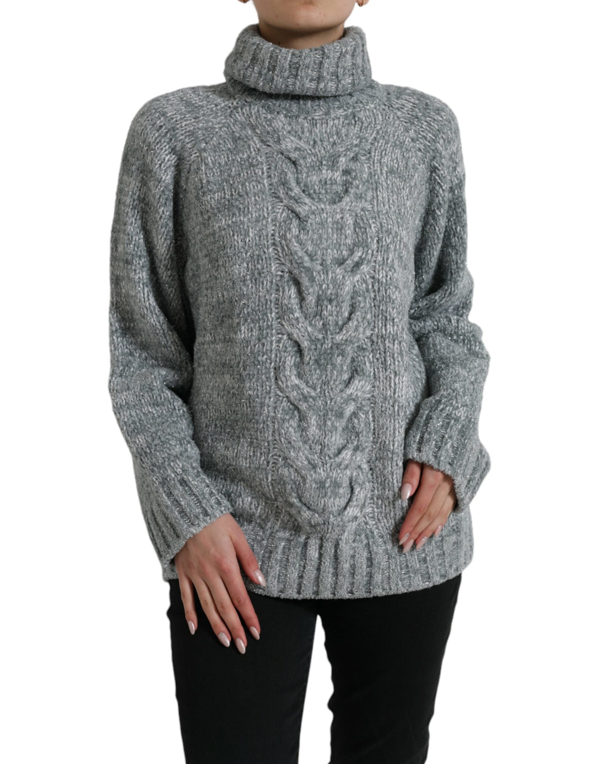 Pull en cachemire gris Dolce & Gabbana à col roulé, doux et élégant, porté sur un fond neutre.