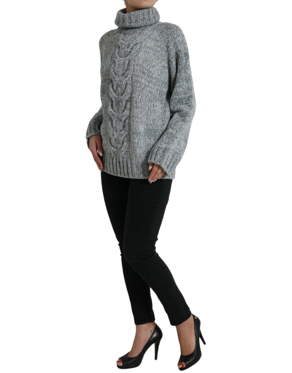 Pull en cachemire gris Dolce & Gabbana à col roulé, doux et élégant, porté dans cette image.