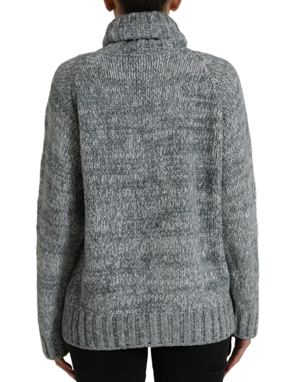 Pull en cachemire gris Dolce & Gabbana à col roulé, doux et élégant, porté sur un mannequin.