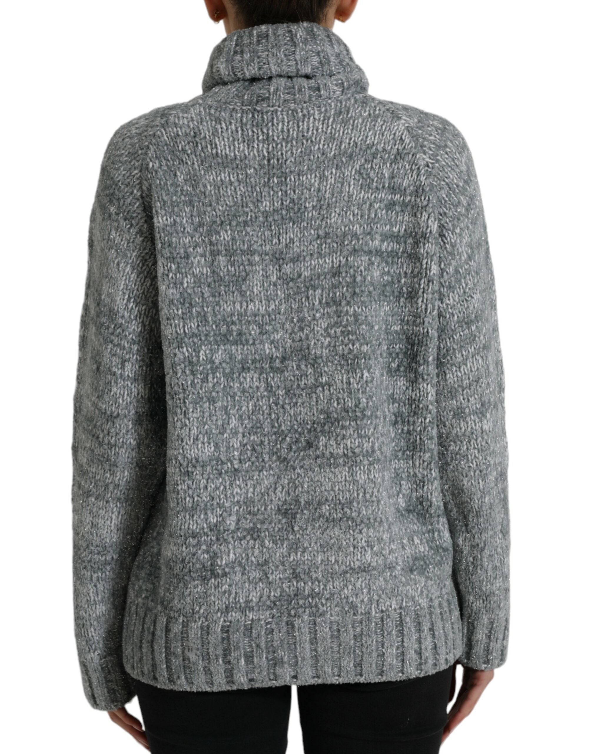 Pull en cachemire gris Dolce & Gabbana à col roulé, doux et élégant, porté sur un mannequin.
