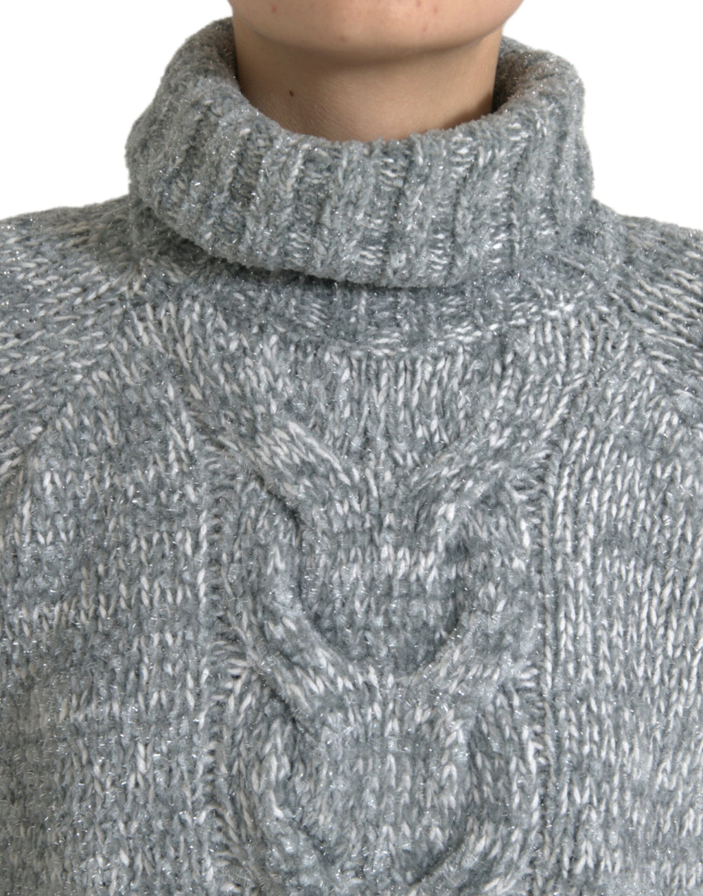 Pull en cachemire gris Dolce & Gabbana à col roulé, doux et élégant, visible en détail sur l'image.