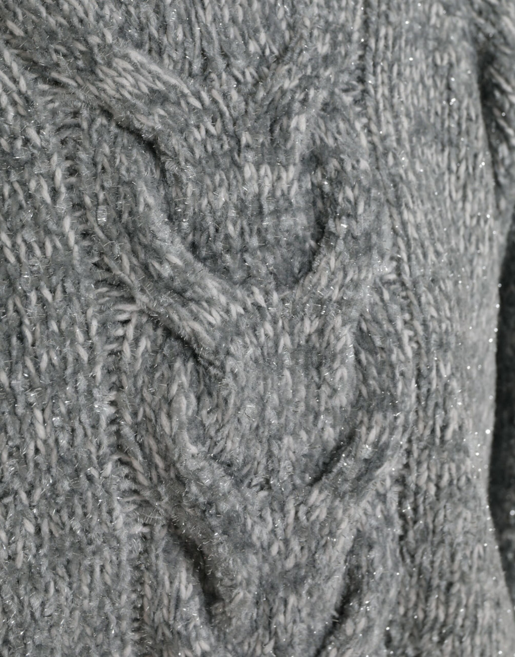 Pull en cachemire gris Dolce & Gabbana à col roulé, doux et élégant, porté sur un mannequin.